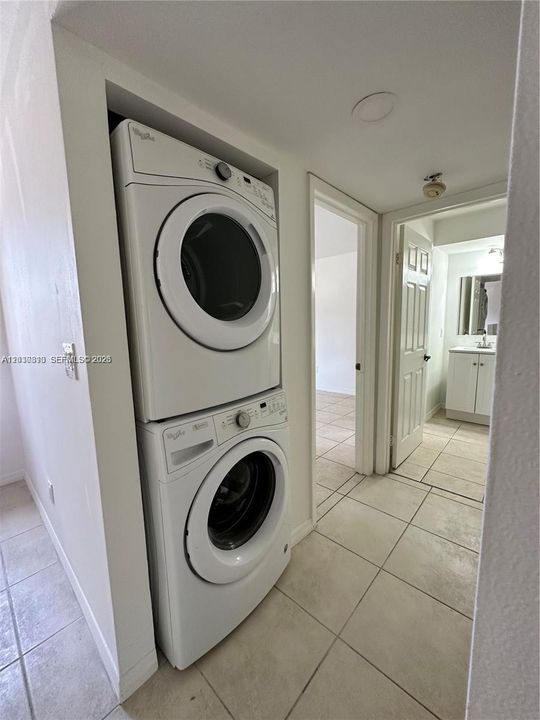 Active With Contract: $2,450 (2 beds, 2 baths, 1187 Square Feet)