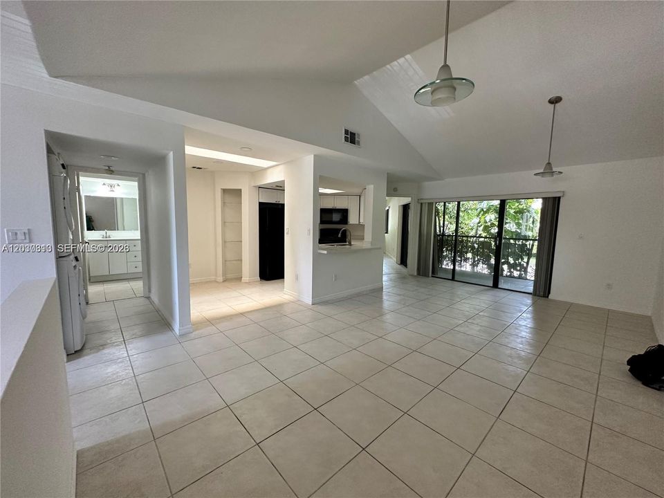 Active With Contract: $2,450 (2 beds, 2 baths, 1187 Square Feet)