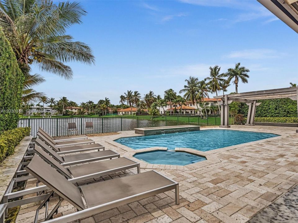 En Venta: $1,695,000 (6 camas, 5 baños, 3232 Pies cuadrados)