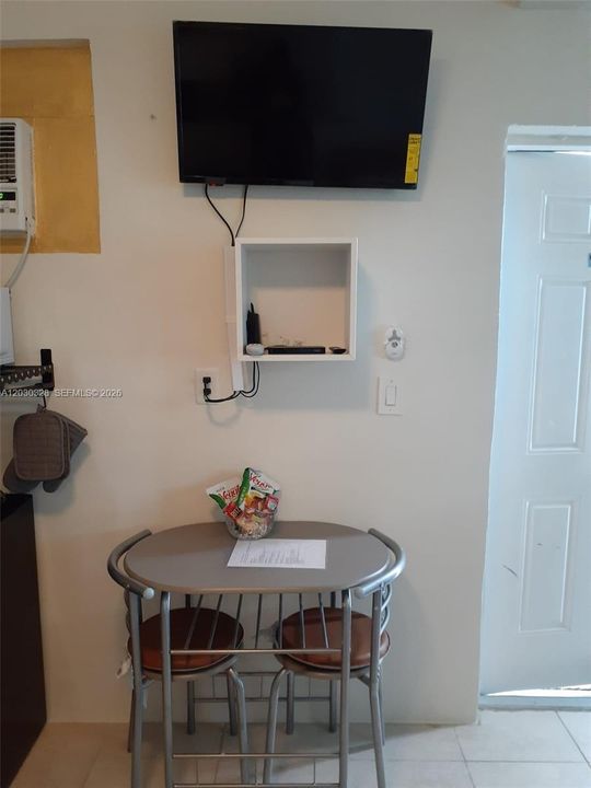 For Rent: $1,250 (1 beds, 1 baths, 350 Square Feet)