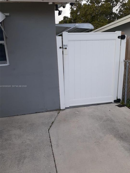 For Rent: $1,250 (1 beds, 1 baths, 350 Square Feet)