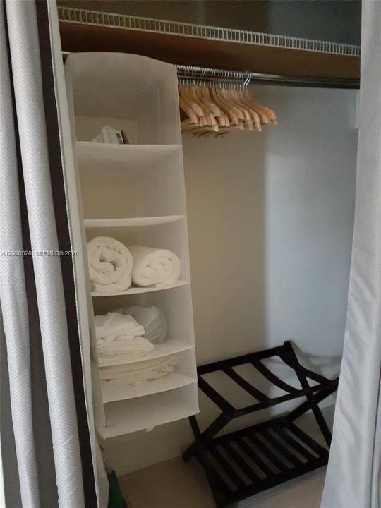 For Rent: $1,250 (1 beds, 1 baths, 350 Square Feet)