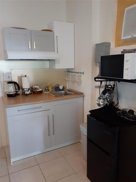 For Rent: $1,250 (1 beds, 1 baths, 350 Square Feet)