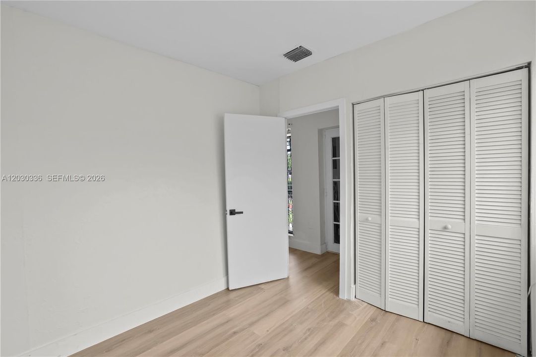 Под контрактом: $399,999 (3 спален, 1 ванн, 1226 Квадратных фут)