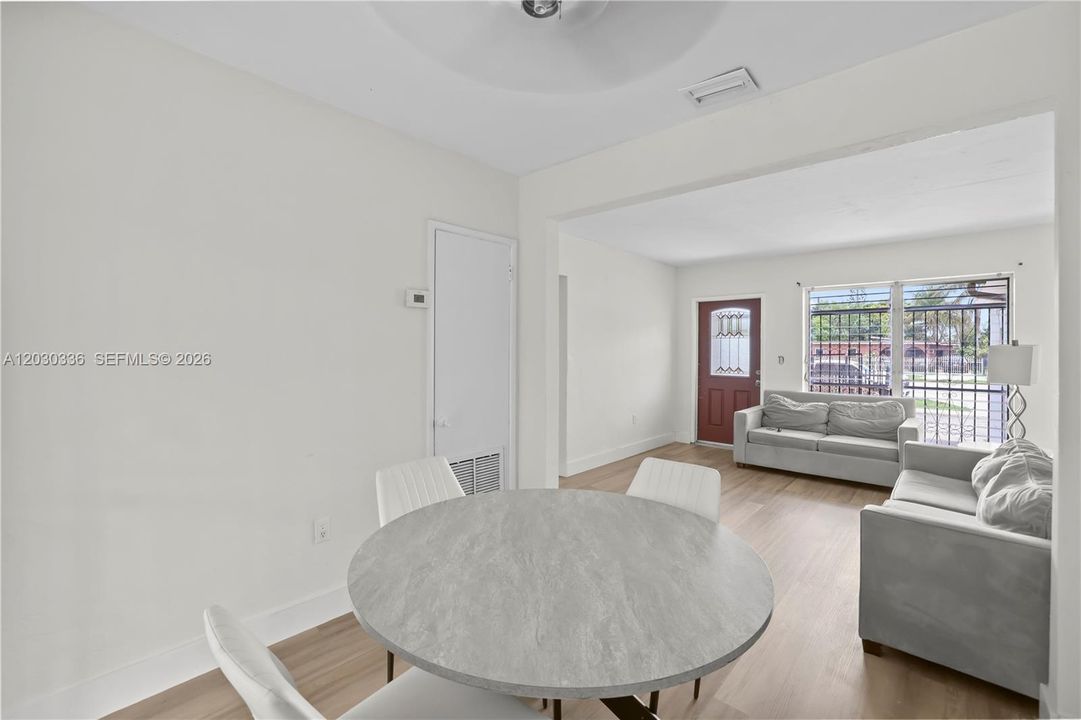 Под контрактом: $399,999 (3 спален, 1 ванн, 1226 Квадратных фут)