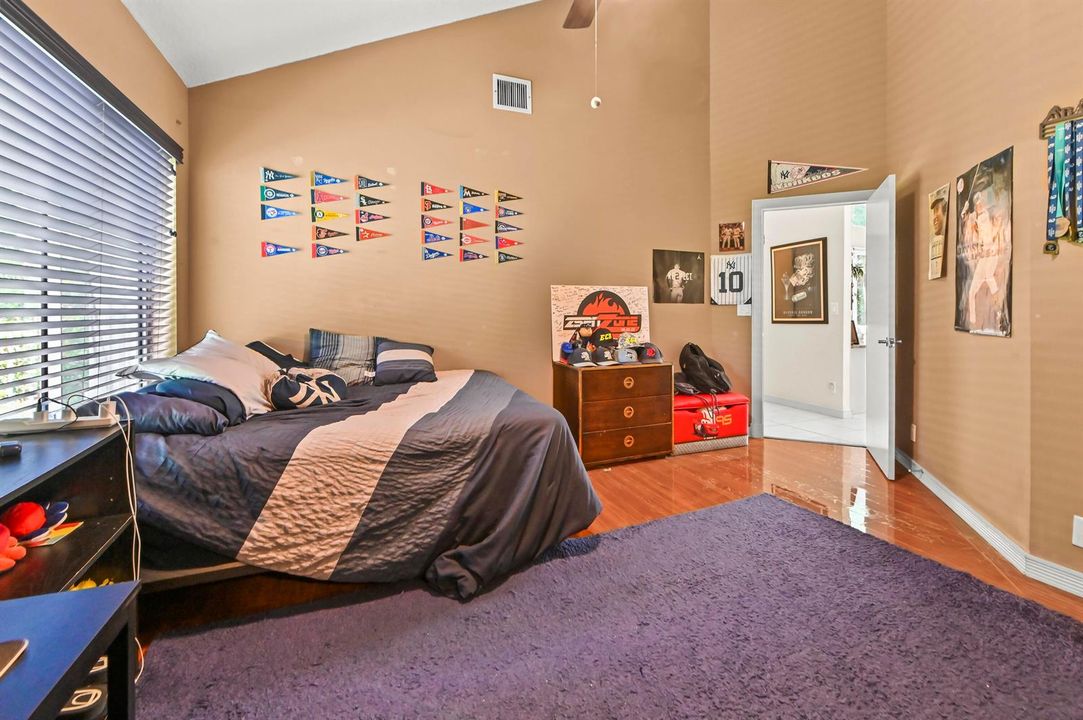 37 Bedroom 02