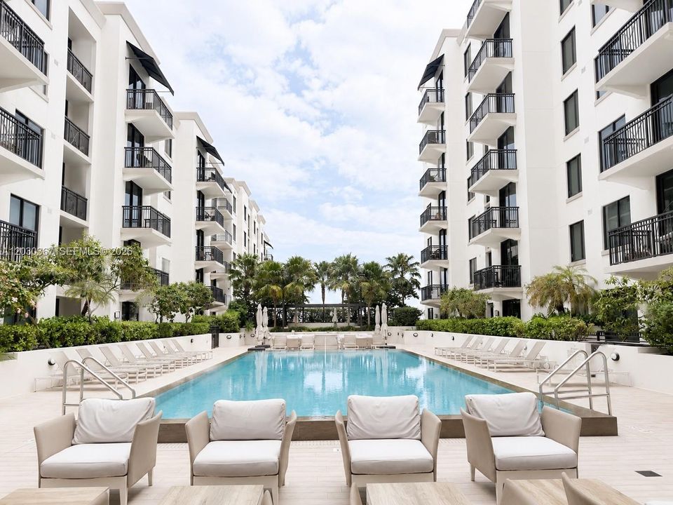 For Rent: $3,600 (1 beds, 1 baths, 713 Square Feet)