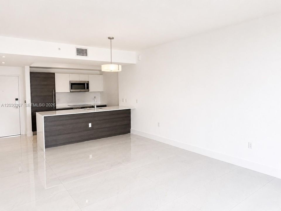 For Rent: $3,600 (1 beds, 1 baths, 713 Square Feet)