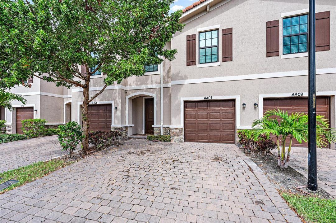 4407 Hemlock Dr-1