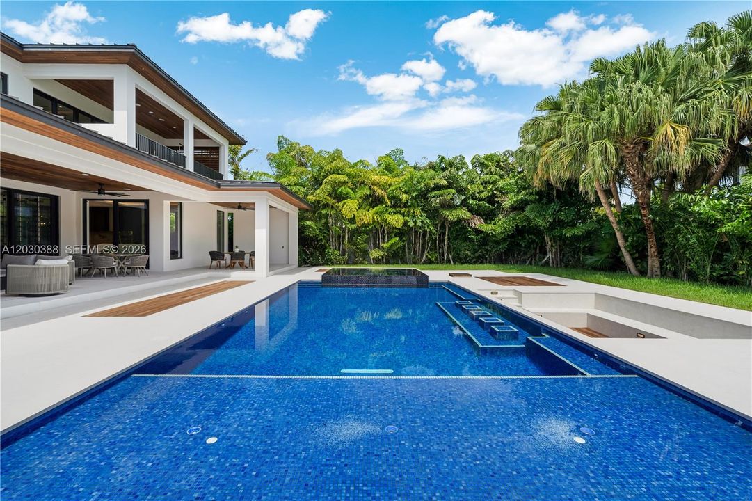 For Sale: $5,995,000 (6 beds, 7 baths, 5266 Square Feet)
