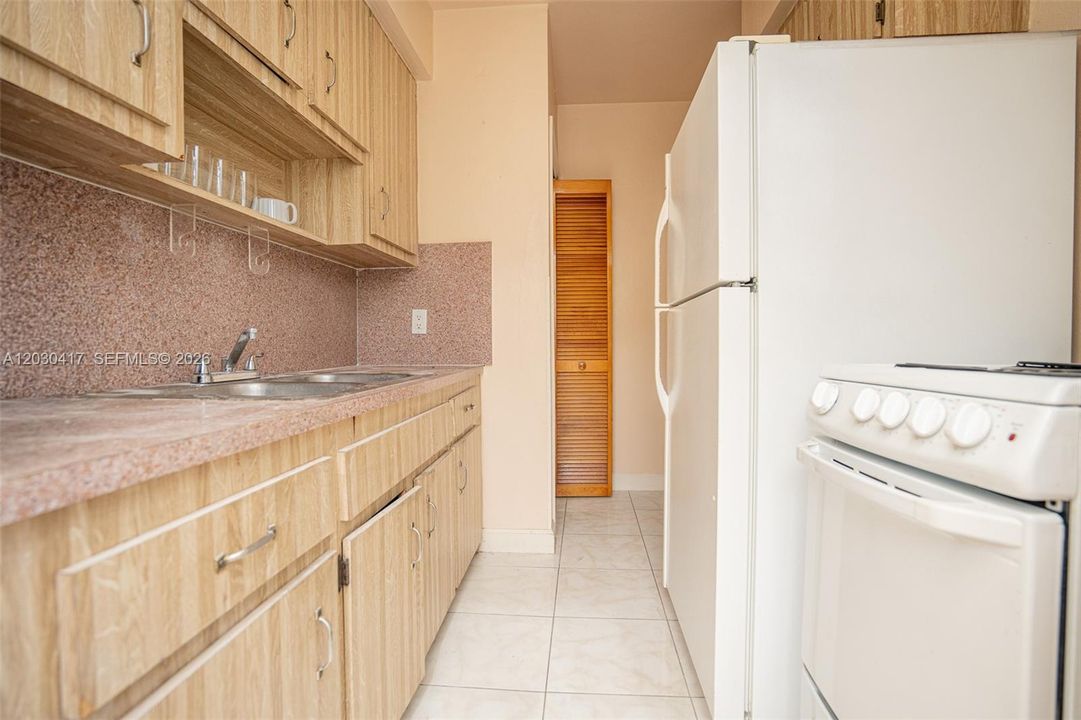 For Rent: $1,900 (2 beds, 1 baths, 886 Square Feet)