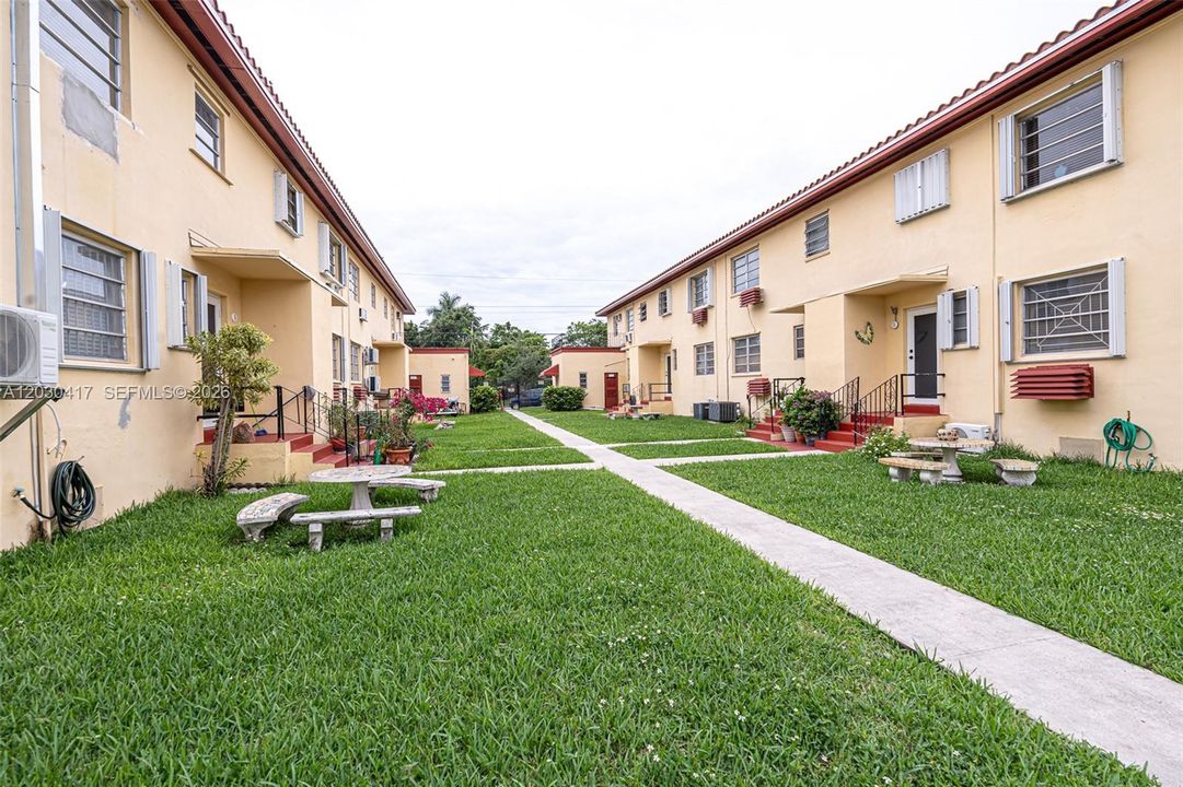 For Rent: $1,900 (2 beds, 1 baths, 886 Square Feet)