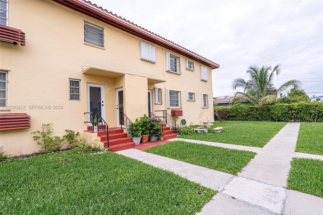 For Rent: $1,900 (2 beds, 1 baths, 886 Square Feet)