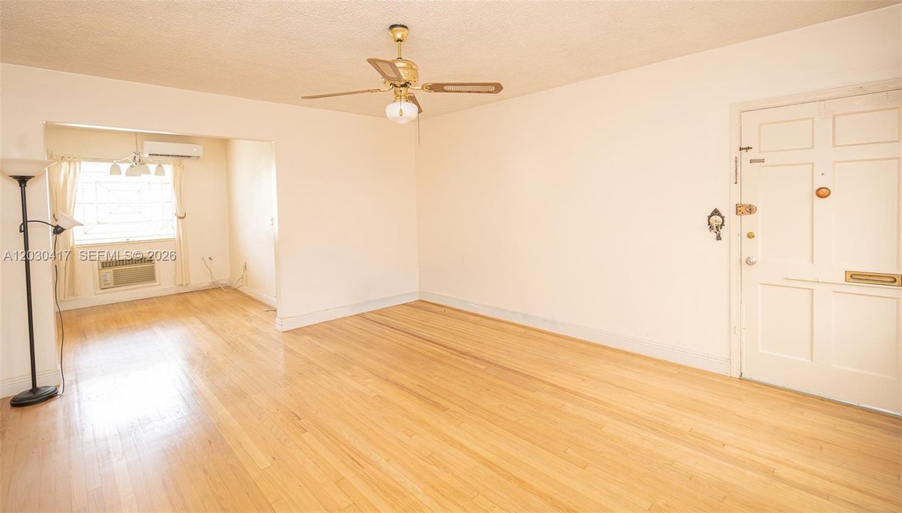 For Rent: $1,900 (2 beds, 1 baths, 886 Square Feet)