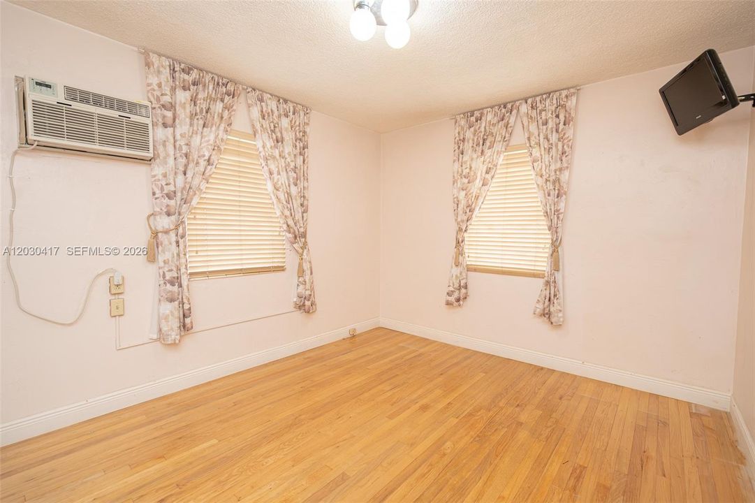 For Rent: $1,900 (2 beds, 1 baths, 886 Square Feet)