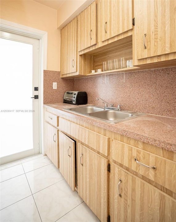 For Rent: $1,900 (2 beds, 1 baths, 886 Square Feet)