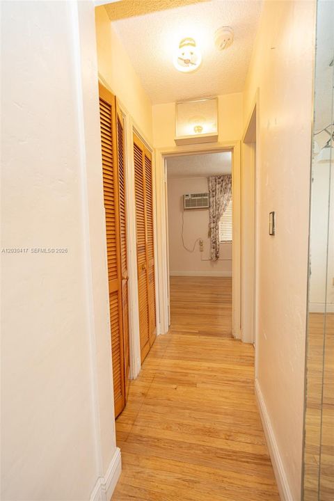 For Rent: $1,900 (2 beds, 1 baths, 886 Square Feet)