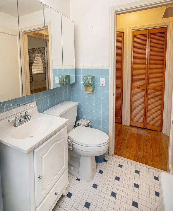 For Rent: $1,900 (2 beds, 1 baths, 886 Square Feet)