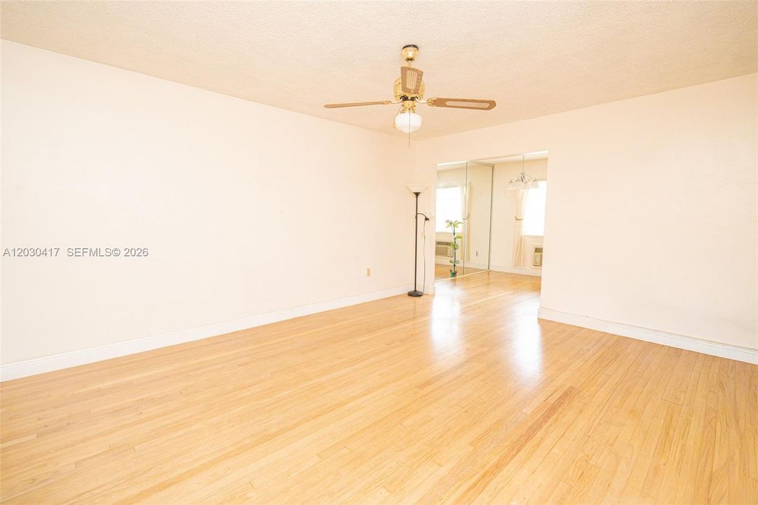 For Rent: $1,900 (2 beds, 1 baths, 886 Square Feet)