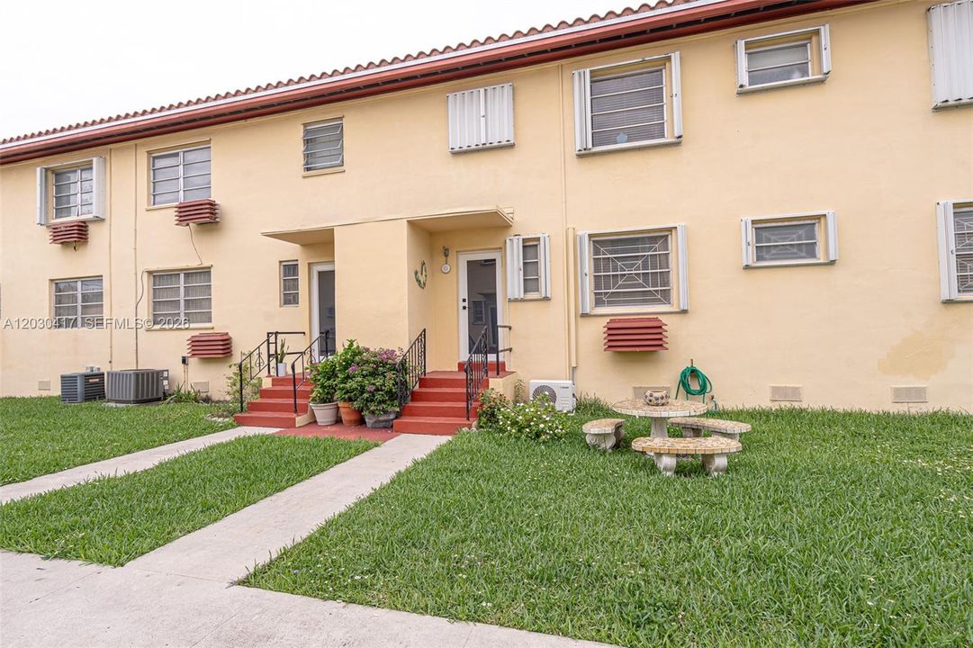 For Rent: $1,900 (2 beds, 1 baths, 886 Square Feet)