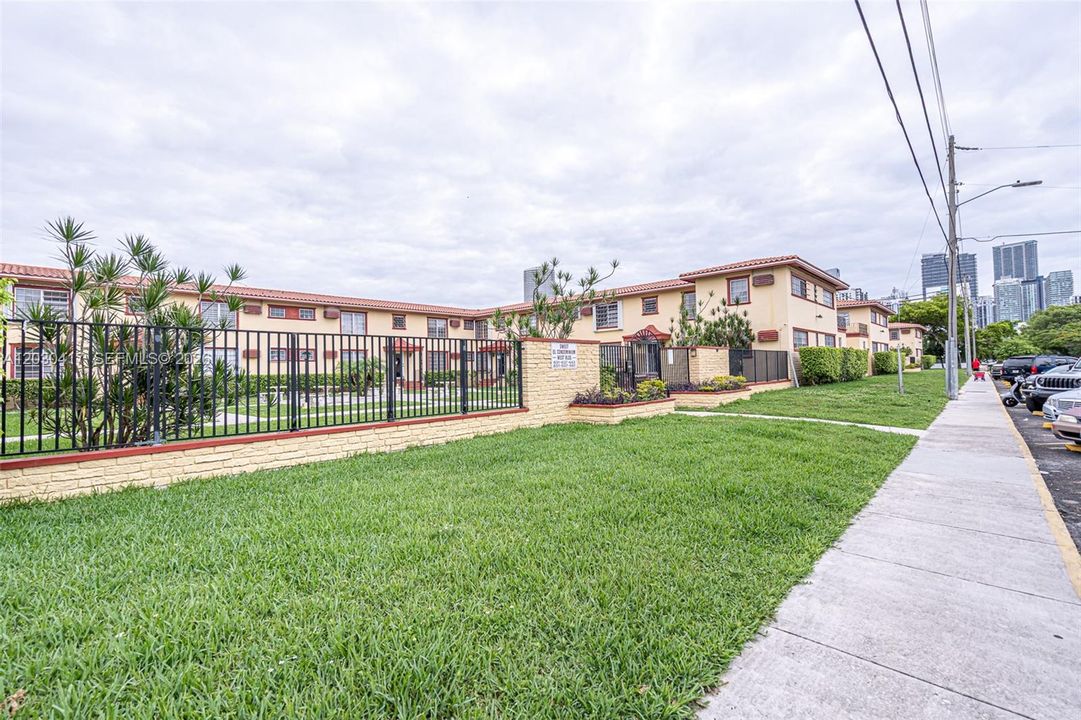 For Rent: $1,900 (2 beds, 1 baths, 886 Square Feet)