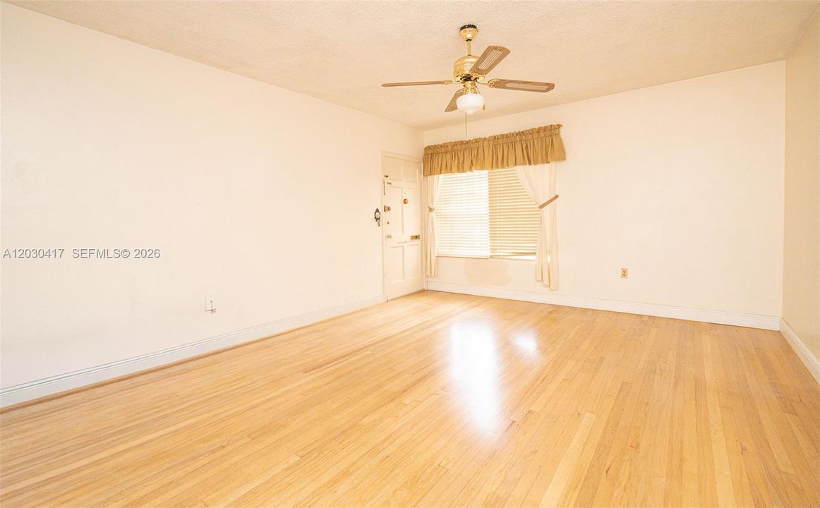 For Rent: $1,900 (2 beds, 1 baths, 886 Square Feet)