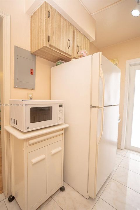 For Rent: $1,900 (2 beds, 1 baths, 886 Square Feet)