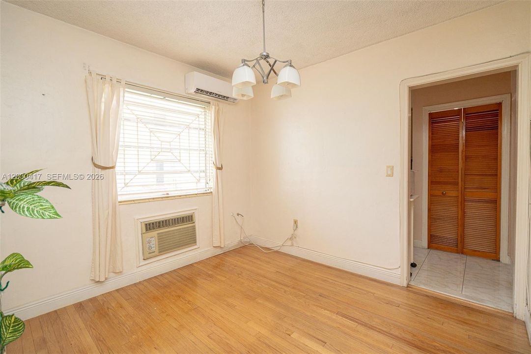 For Rent: $1,900 (2 beds, 1 baths, 886 Square Feet)
