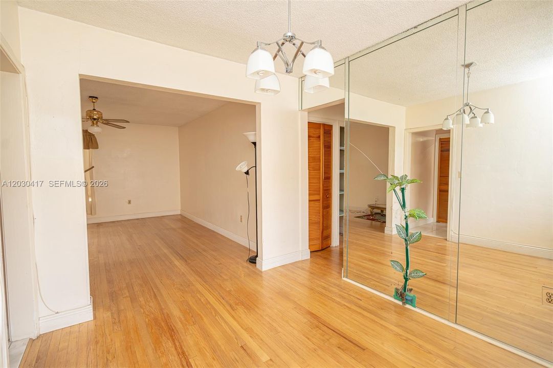 For Rent: $1,900 (2 beds, 1 baths, 886 Square Feet)