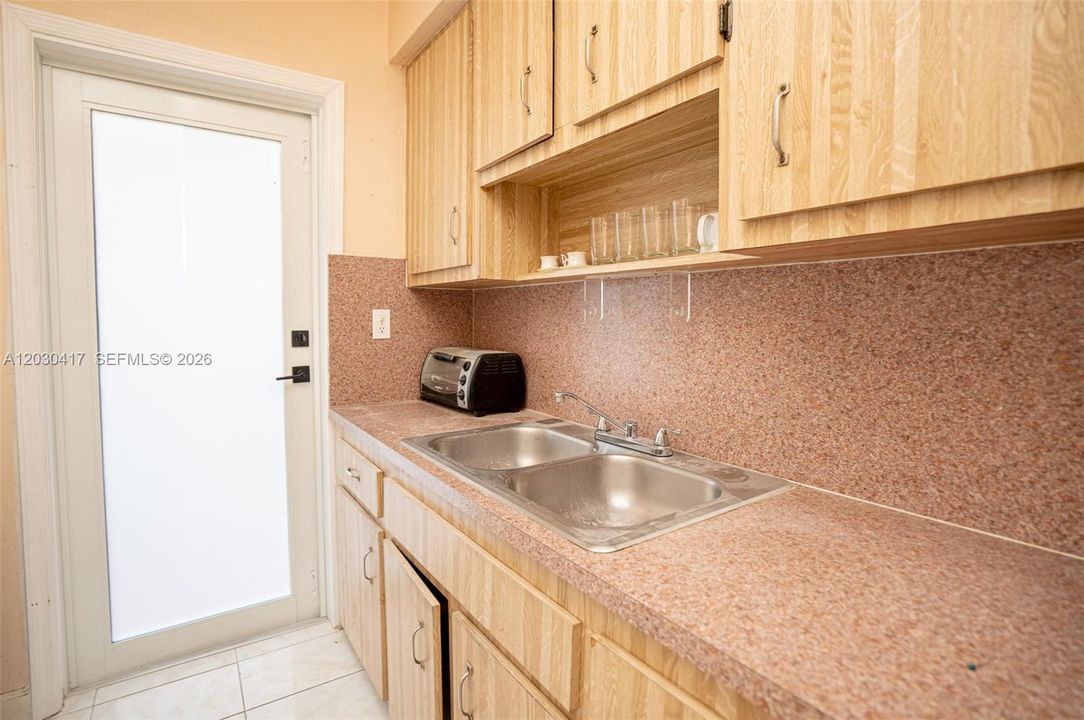 For Rent: $1,900 (2 beds, 1 baths, 886 Square Feet)