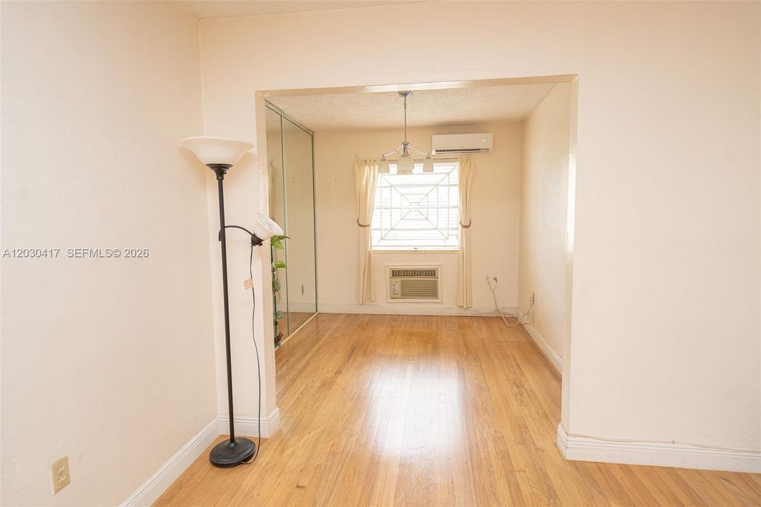 For Rent: $1,900 (2 beds, 1 baths, 886 Square Feet)