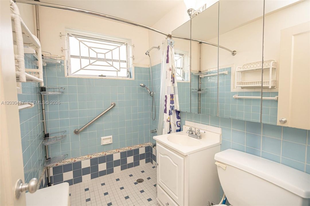 For Rent: $1,900 (2 beds, 1 baths, 886 Square Feet)