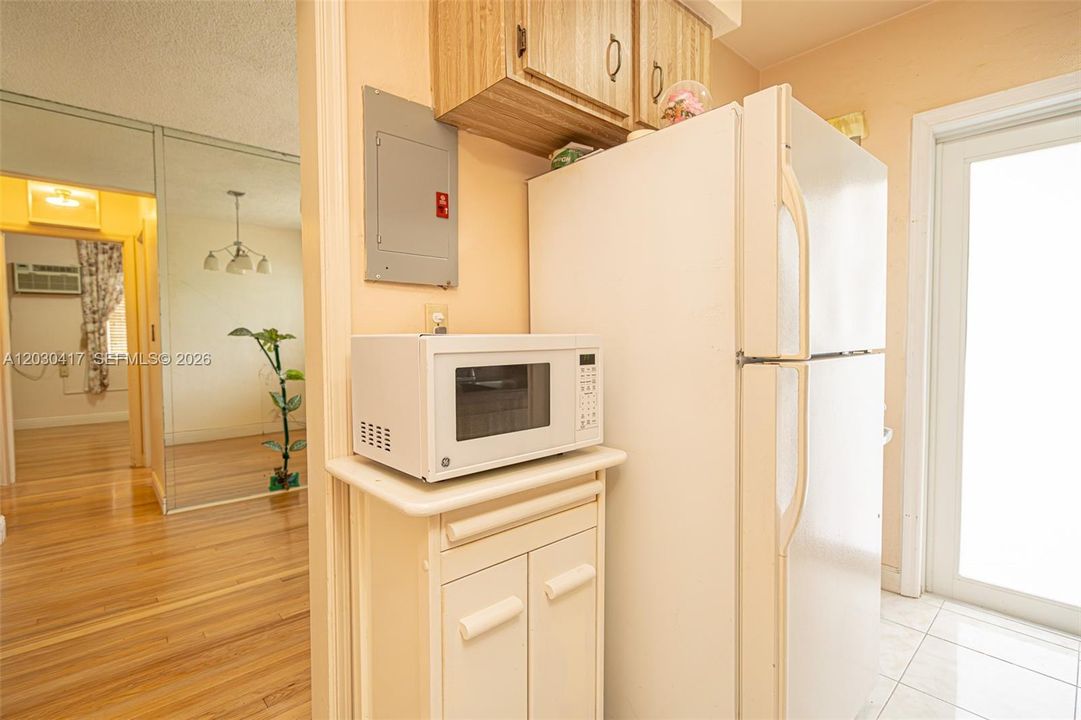 For Rent: $1,900 (2 beds, 1 baths, 886 Square Feet)