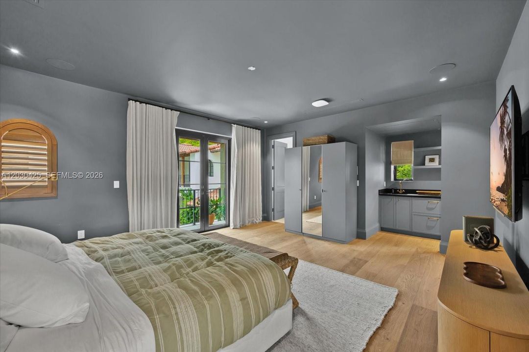 For Sale: $13,790,000 (8 beds, 9 baths, 7772 Square Feet)