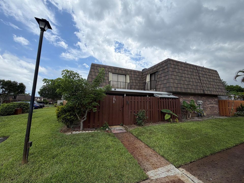 1670 Forest Lakes-
