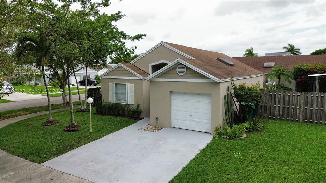 For Rent: $3,000 (3 beds, 2 baths, 1185 Square Feet)