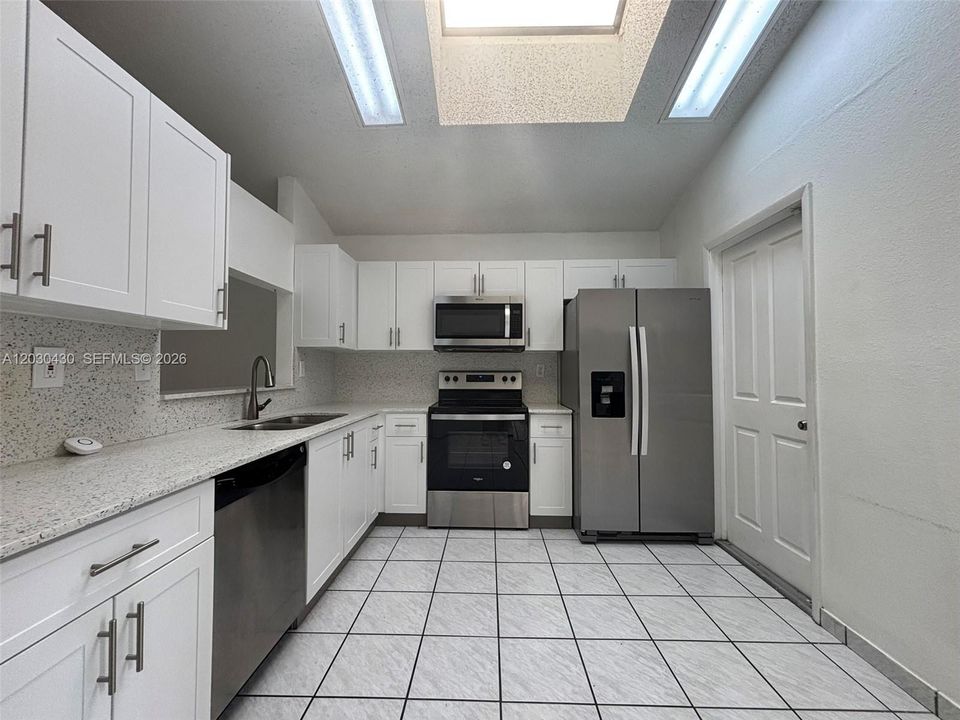 For Rent: $3,000 (3 beds, 2 baths, 1185 Square Feet)