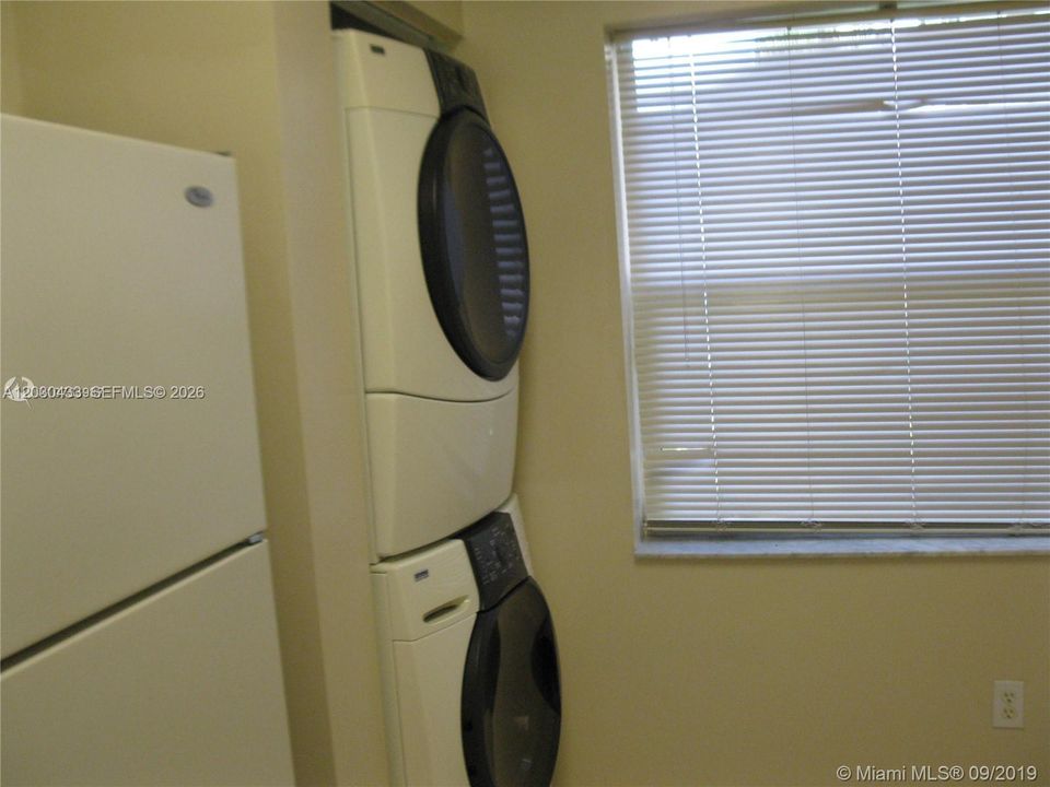 For Sale: $260,000 (2 beds, 2 baths, 1065 Square Feet)