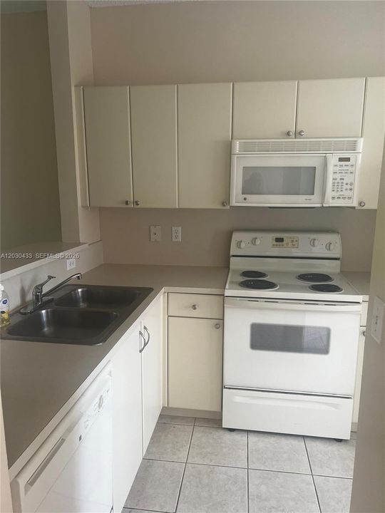 For Sale: $260,000 (2 beds, 2 baths, 1065 Square Feet)