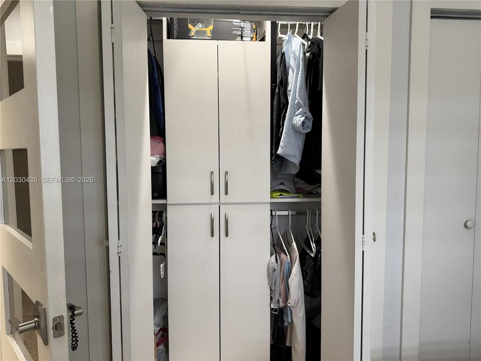 Activo con contrato: $3,500 (4 camas, 2 baños, 2328 Pies cuadrados)