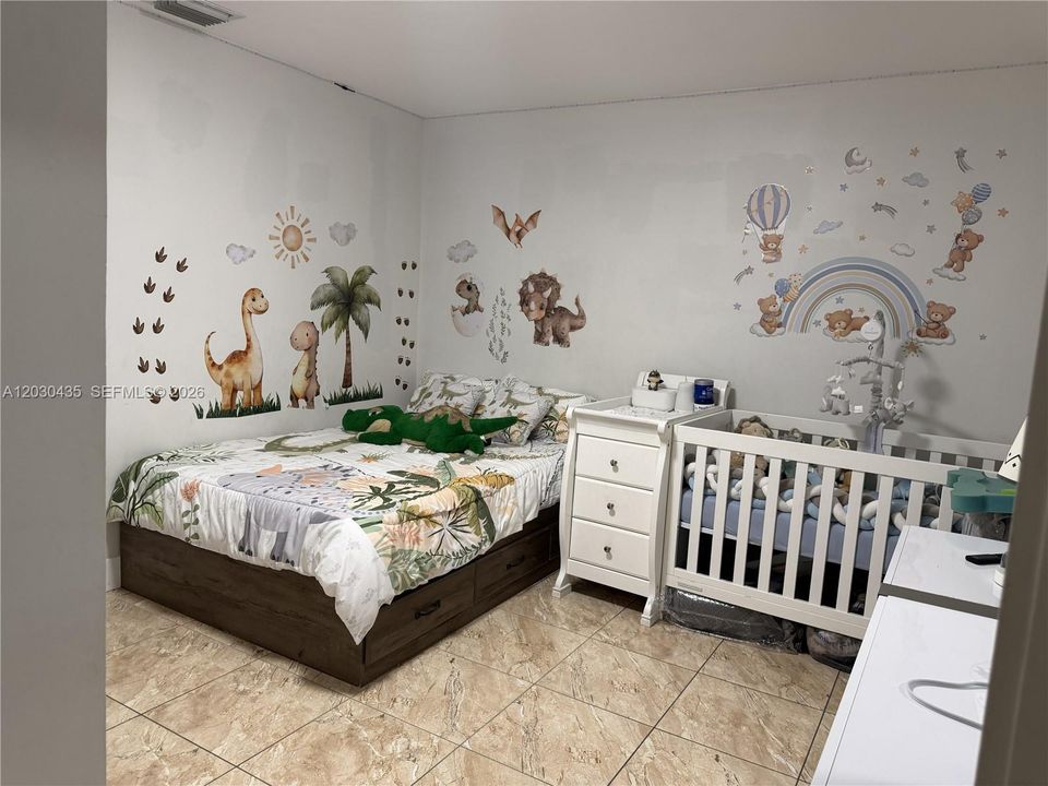 Activo con contrato: $3,500 (4 camas, 2 baños, 2328 Pies cuadrados)