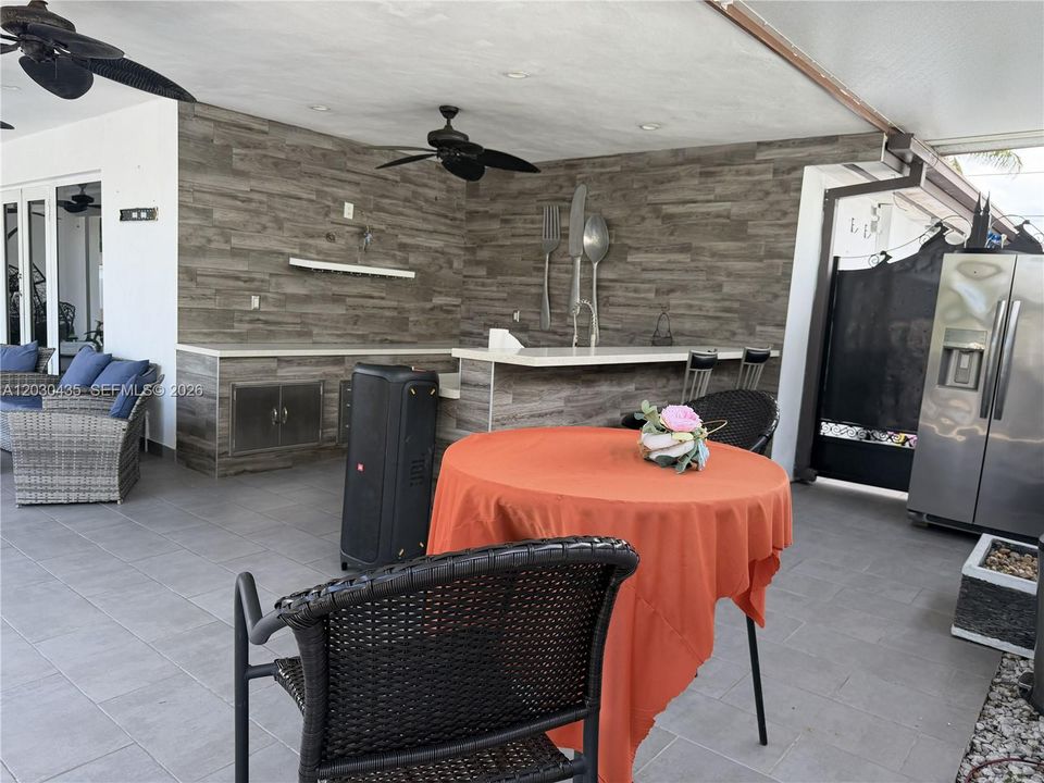 Activo con contrato: $3,500 (4 camas, 2 baños, 2328 Pies cuadrados)