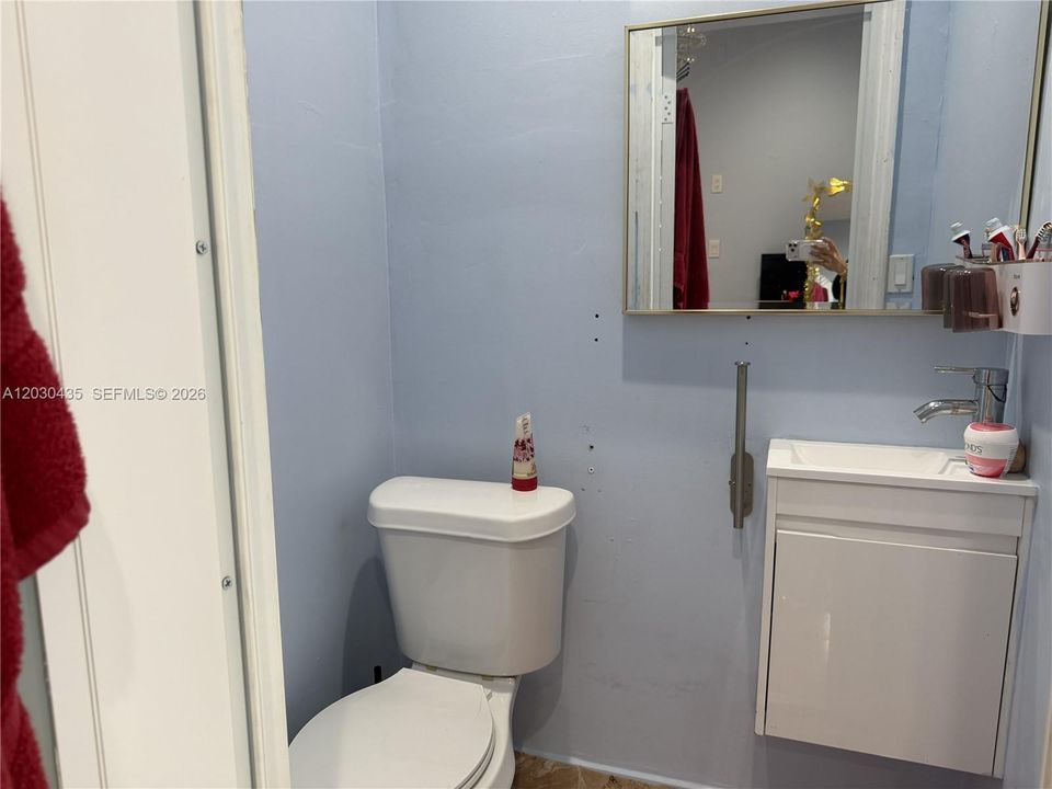 Activo con contrato: $3,500 (4 camas, 2 baños, 2328 Pies cuadrados)
