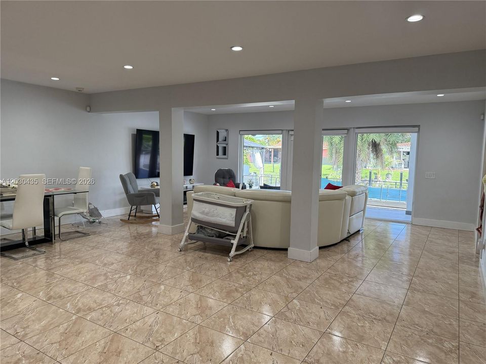 Activo con contrato: $3,500 (4 camas, 2 baños, 2328 Pies cuadrados)