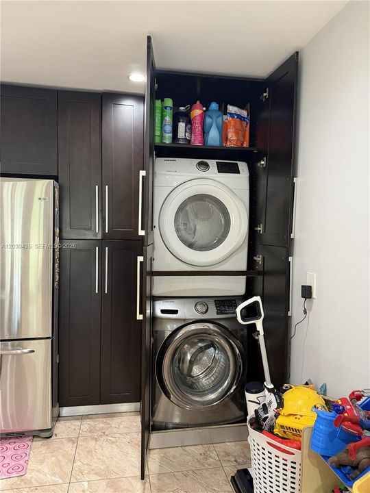 Activo con contrato: $3,500 (4 camas, 2 baños, 2328 Pies cuadrados)