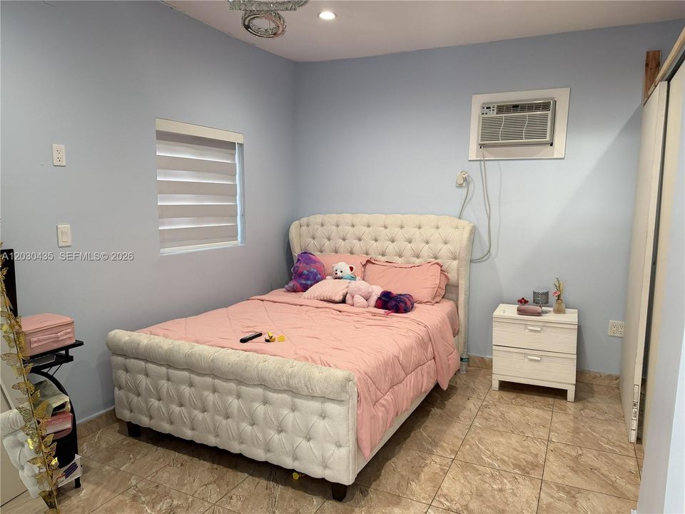 Activo con contrato: $3,500 (4 camas, 2 baños, 2328 Pies cuadrados)