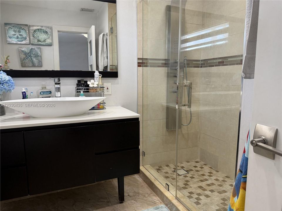 Activo con contrato: $3,500 (4 camas, 2 baños, 2328 Pies cuadrados)