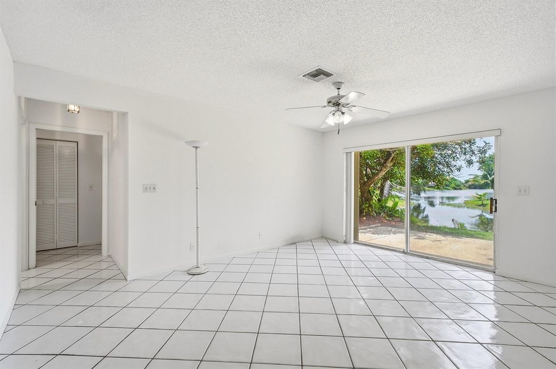 18_family room