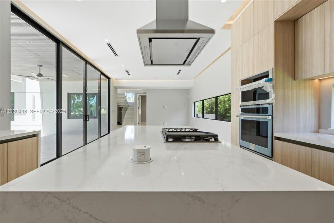 For Sale: $3,399,999 (5 beds, 5 baths, 3217 Square Feet)