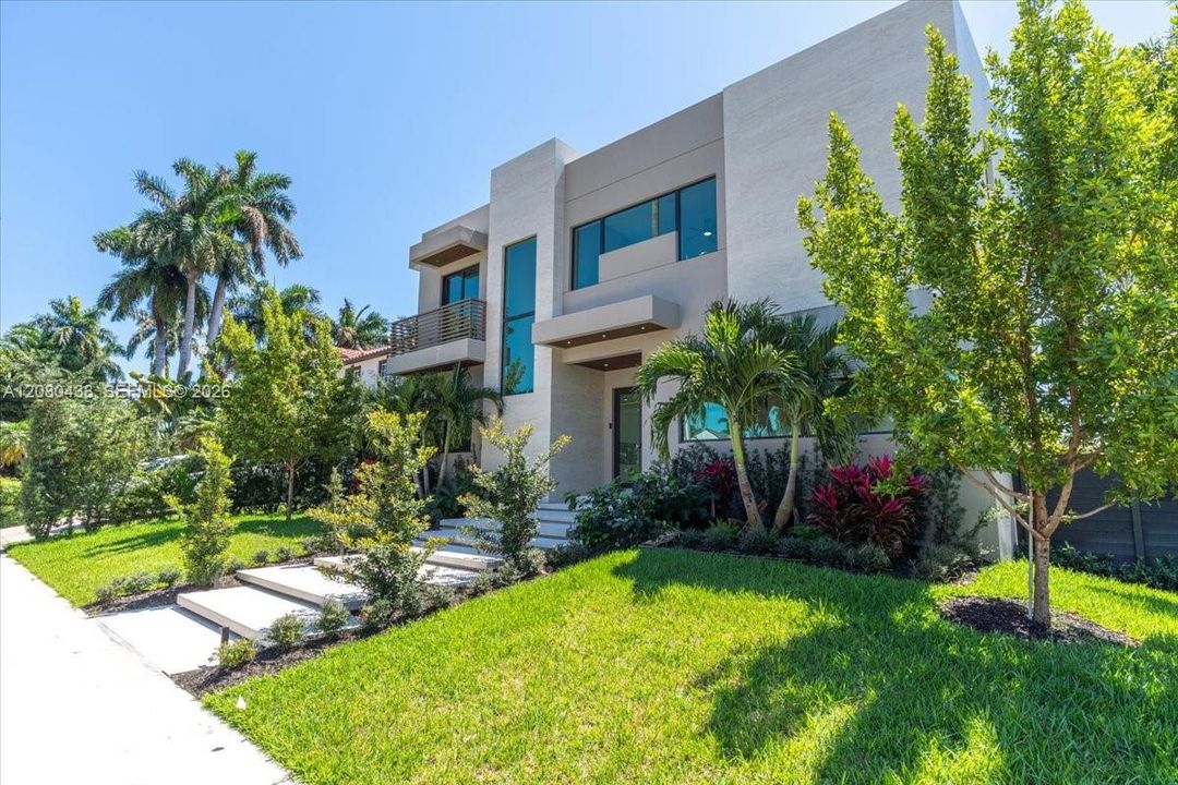 For Sale: $3,399,999 (5 beds, 5 baths, 3217 Square Feet)